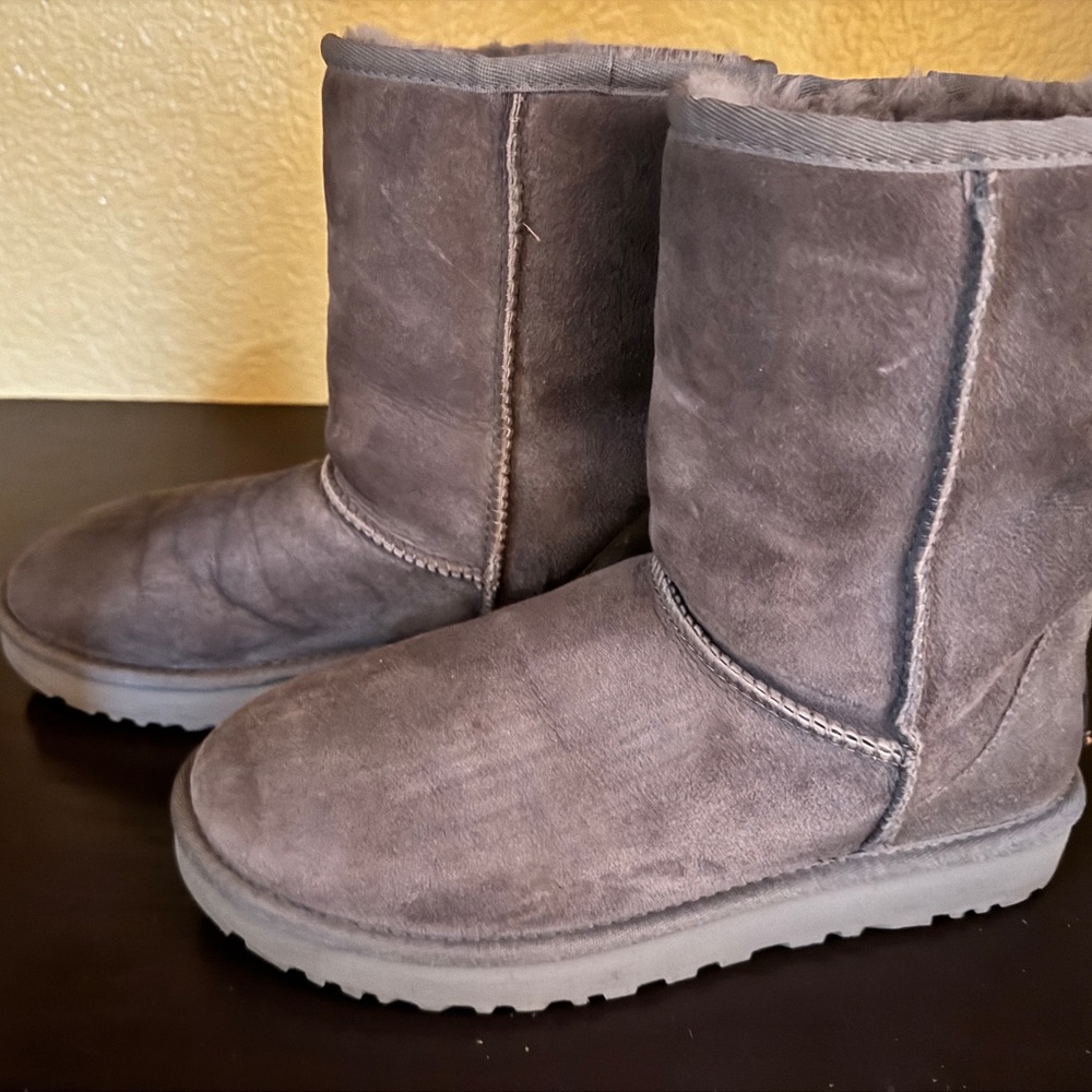 UGG Classic Short Boots in Gray